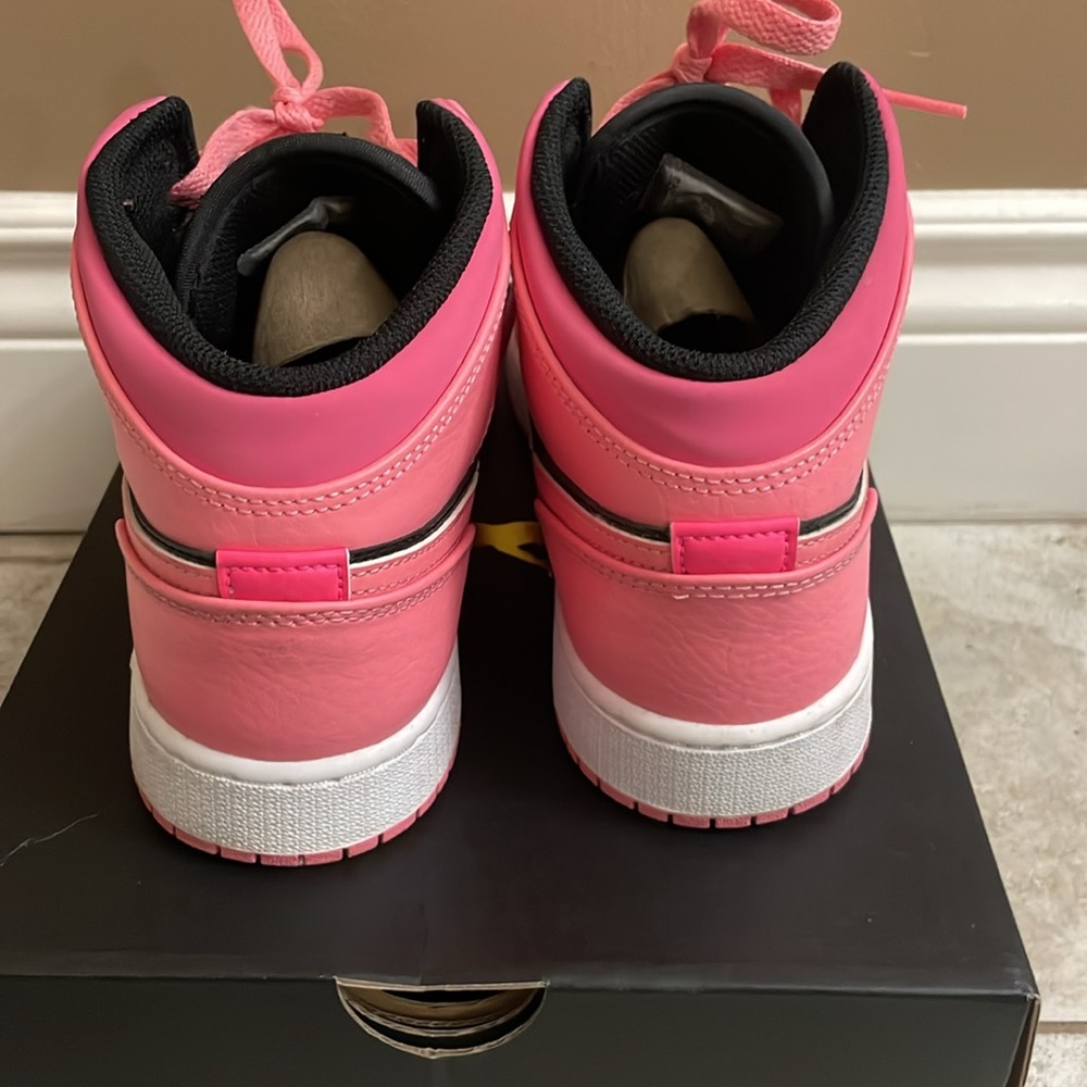Nike - Picture 2 of 6